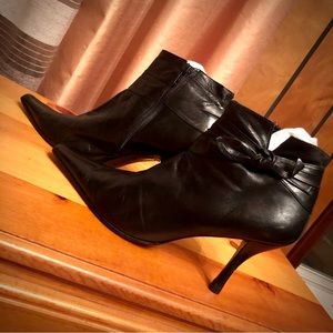 EUC KENNETH COLE genuine leather black ankle heeled booties size 9